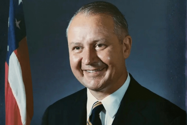 Ambassador J. William Middendorf II, Diplomat, Naval Secretary, and Rhode Island Statesman, Dies at 101